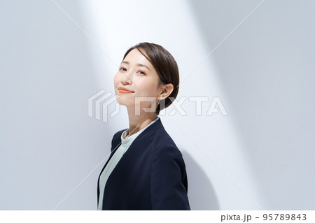 スーツ姿の女性 95789843