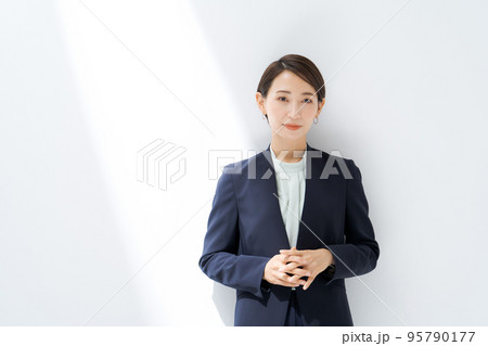 スーツ姿の女性 スーツ姿の女性 95790177