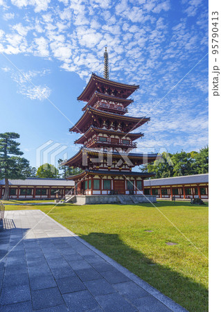 青空に映える薬師寺の西塔（奈良県奈良市西ノ京町） 95790413