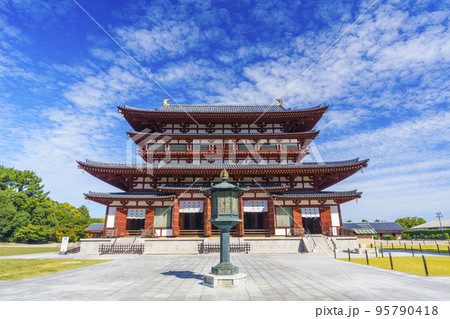 美しい薬師寺金堂と音声菩薩（おんじょうぼさつ）の灯籠 95790418