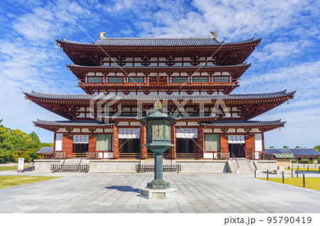 美しい薬師寺金堂と音声菩薩（おんじょうぼさつ）の灯籠 95790419