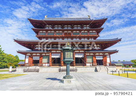 美しい薬師寺金堂と音声菩薩（おんじょうぼさつ）の灯籠 95790421