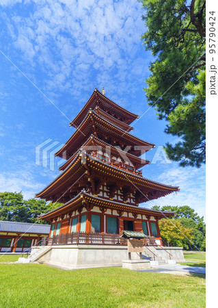 青空に映える薬師寺の西塔(奈良県奈良市西ノ京町) 青空に映える薬師寺の西塔(奈良県奈良市西ノ京町) 95790424