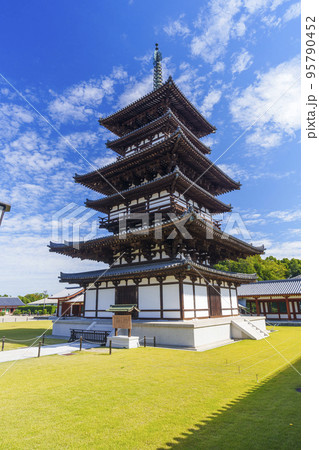 青空に映える薬師寺の東塔(奈良県奈良市西ノ京町) 青空に映える薬師寺の東塔(奈良県奈良市西ノ京町) 95790452