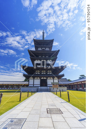 青空に映える薬師寺の東塔(奈良県奈良市西ノ京町) 青空に映える薬師寺の東塔(奈良県奈良市西ノ京町) 95790454