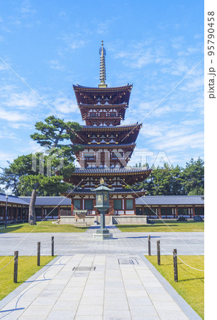 青空に映える薬師寺の灯籠と西塔(奈良県奈良市西ノ京町) 青空に映える薬師寺の灯籠と西塔(奈良県奈良市西ノ京町) 95790458