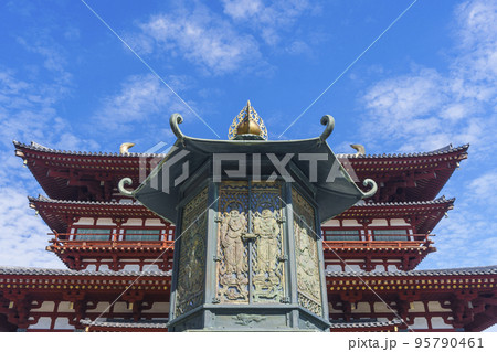 細やかな装飾の音声菩薩の灯籠と薬師寺の金堂（奈良県） 95790461
