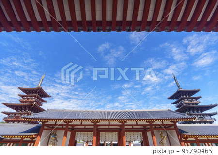 南門から見る奈良・薬師寺の美しい姿(西塔・中門・東塔) 南門から見る奈良・薬師寺の美しい姿(西塔・中門・東塔) 95790465