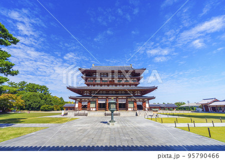 薬師寺の広大な境内。真ん中に佇む金堂（奈良県） 95790466