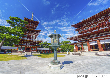 灯籠を中心に薬師寺の西塔・金堂を眺める（奈良県奈良市西ノ京） 95790472