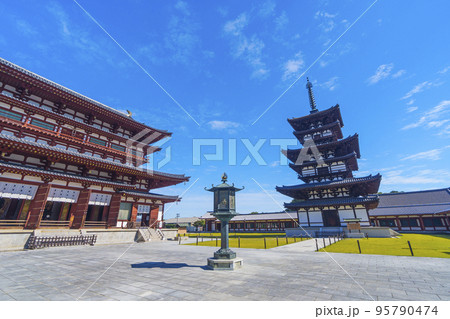 灯籠を中心に薬師寺の金堂・東塔を眺める(奈良県奈良市西ノ京) 灯籠を中心に薬師寺の金堂・東塔を眺める(奈良県奈良市西ノ京) 95790474