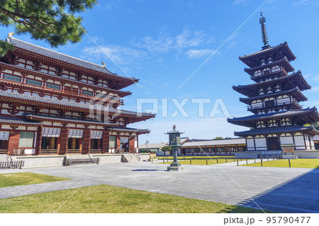 灯籠を中心に薬師寺の金堂・東塔を眺める（奈良県奈良市西ノ京） 95790477