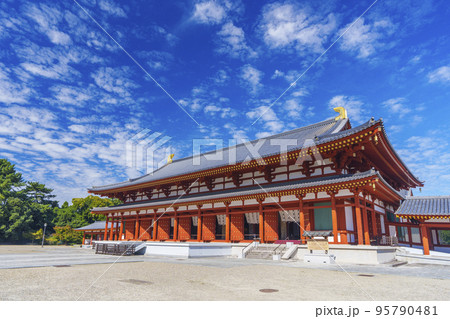 秋空に映える薬師寺の大講堂（奈良県奈良市西ノ京） 95790481