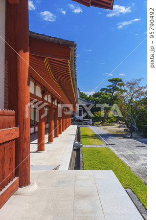 薬師寺境内にある美しい回廊 薬師寺境内にある美しい回廊 95790492