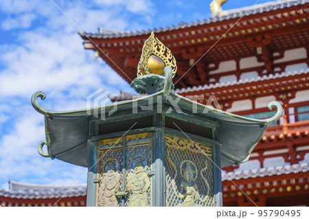 薬師寺金堂と音声菩薩（おんじょうぼさつ）の灯籠 95790495