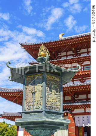 薬師寺金堂と音声菩薩（おんじょうぼさつ）の灯籠 95790496