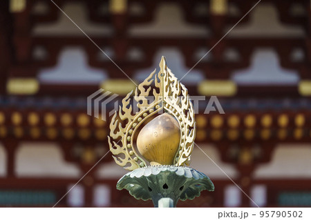 薬師寺金堂と灯籠の先にある宝珠（奈良県奈良市西ノ京） 95790502