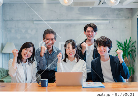 みんなで仲良く働くベンチャー企業のオフィス 95790601