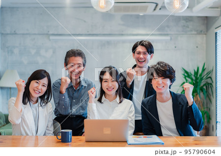 みんなで仲良く働くベンチャー企業のオフィス みんなで仲良く働くベンチャー企業のオフィス 95790604