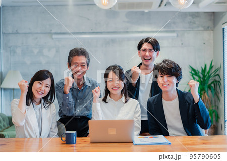 みんなで仲良く働くベンチャー企業のオフィス 95790605