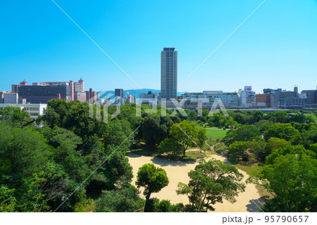 【日本100名城】明石城　東ノ丸から見た三ノ丸と明石市街1　兵庫県明石市 95790657