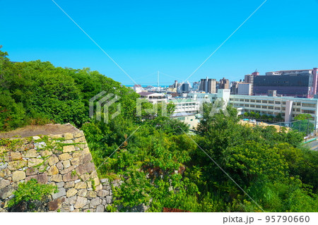 【日本100名城】明石城 東ノ丸から見た東帯曲輪石垣と明石市街と明石海峡大橋 兵庫県明石市 【日本100名城】明石城 東ノ丸から見た東帯曲輪石垣と明石市街と明石海峡大橋 兵庫県明石市 95790660