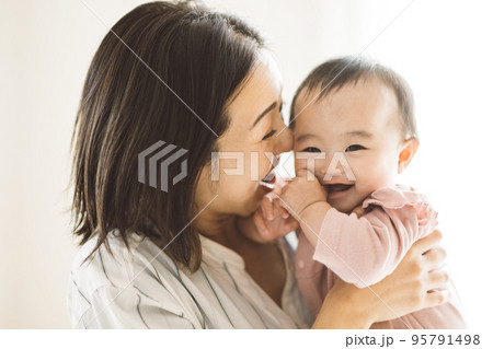 赤ちゃんを抱っこする笑顔のママ 95791498