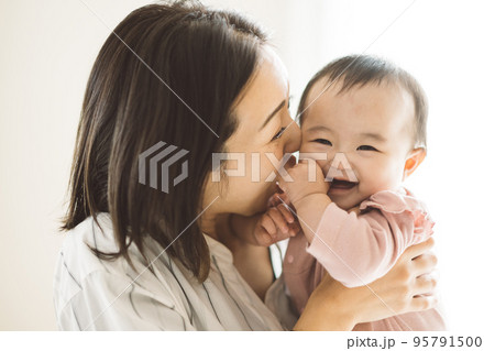 赤ちゃんを抱っこする笑顔のママ 95791500
