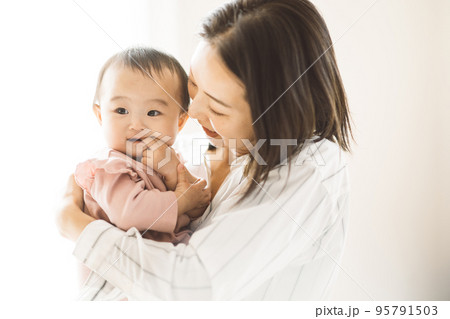 赤ちゃんを抱っこする笑顔のママ 95791503