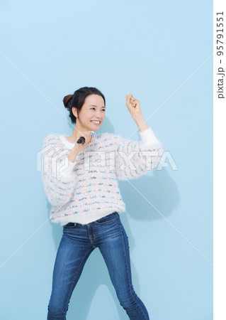 歌を楽しむ女性 95791551