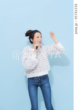 歌を楽しむ女性 歌を楽しむ女性 95791556
