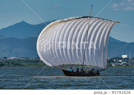 霞ヶ浦の観光帆引き船と筑波山 95791626