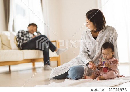 育児を手伝わない夫を睨む母親 95791978