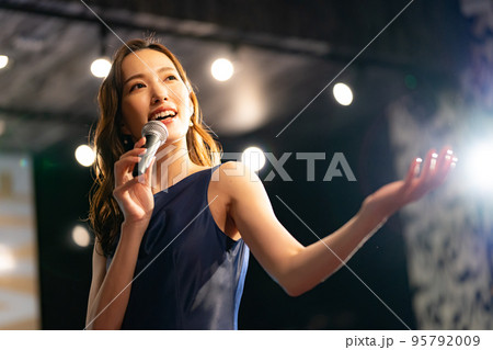 歌うドレスの女性 95792009