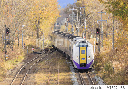 【特急北斗号、運転手ぼかし済】駒ヶ岳駅で列車交換するため進入シーン 【特急北斗号、運転手ぼかし済】駒ヶ岳駅で列車交換するため進入シーン 95792128