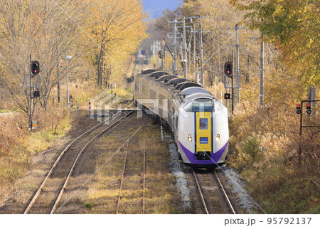 【特急北斗号、運転手ぼかし済】駒ヶ岳駅で列車交換するため進入シーン 【特急北斗号、運転手ぼかし済】駒ヶ岳駅で列車交換するため進入シーン 95792137