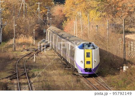 【特急北斗号、運転手ぼかし済】駒ヶ岳駅で列車交換するため進入シーン 【特急北斗号、運転手ぼかし済】駒ヶ岳駅で列車交換するため進入シーン 95792149