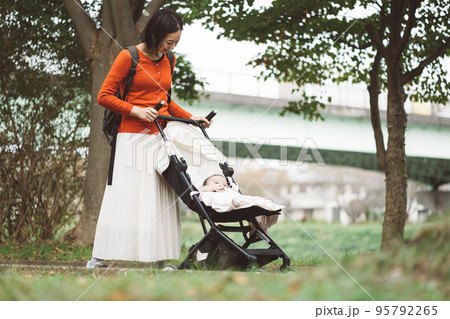 ベビーカーで散歩する赤ちゃんとママ 95792265