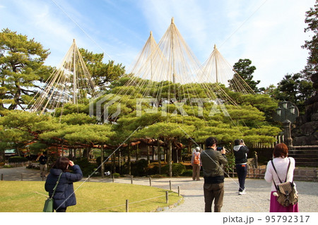 紅葉彩る兼六園にて(石川県金沢市) 紅葉彩る兼六園にて(石川県金沢市) 95792317