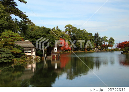 紅葉彩る兼六園にて(石川県金沢市) 紅葉彩る兼六園にて(石川県金沢市) 95792335