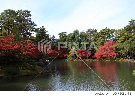 紅葉彩る兼六園にて（石川県金沢市） 95792342