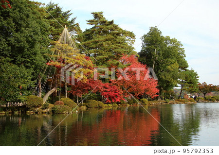 紅葉彩る兼六園にて(石川県金沢市) 紅葉彩る兼六園にて(石川県金沢市) 95792353