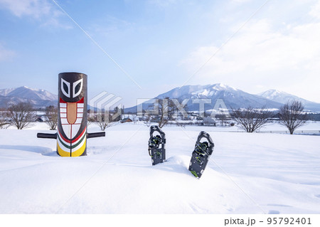 雪の日 雪道 冬色イメージ (蒜山高原) 雪の日 雪道 冬色イメージ (蒜山高原) 95792401