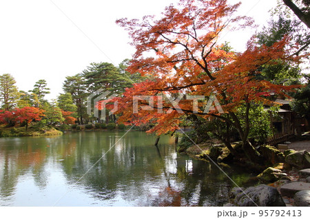 紅葉彩る兼六園にて（石川県金沢市） 95792413