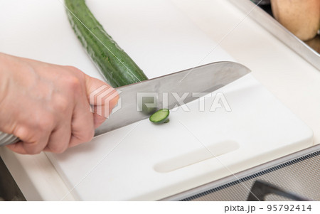 【キュウリを三徳包丁で超薄輪切り】 95792414