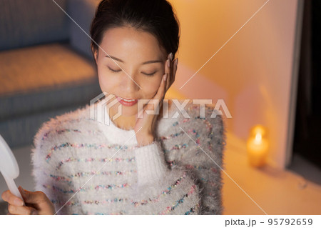 自宅でくつろぐ女性　美容 95792659