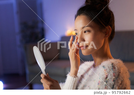 自宅でくつろぐ女性 美容 自宅でくつろぐ女性 美容 95792662