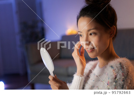 自宅でくつろぐ女性　美容 95792663