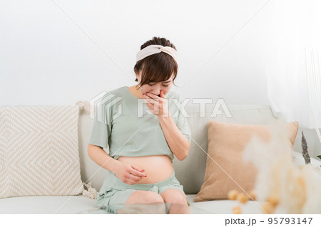 妊娠中に体調不良になる女性（つわり・吐き気） 95793147