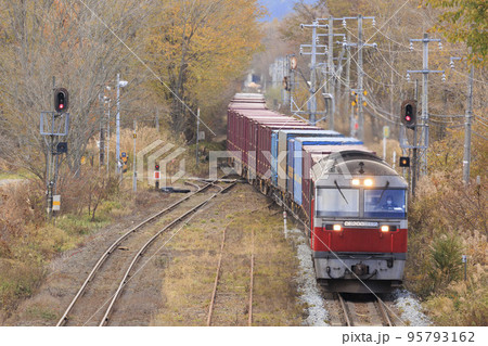 【貨物列車、運転手ぼかし済】JR駒ヶ岳駅進入と発車の様子 95793162